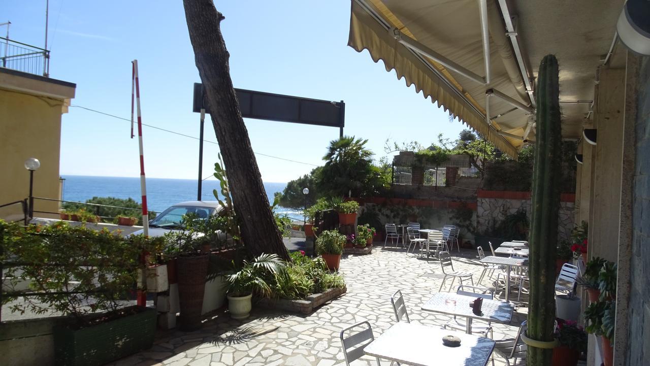 Hotel Ambassador Laigueglia Exterior foto